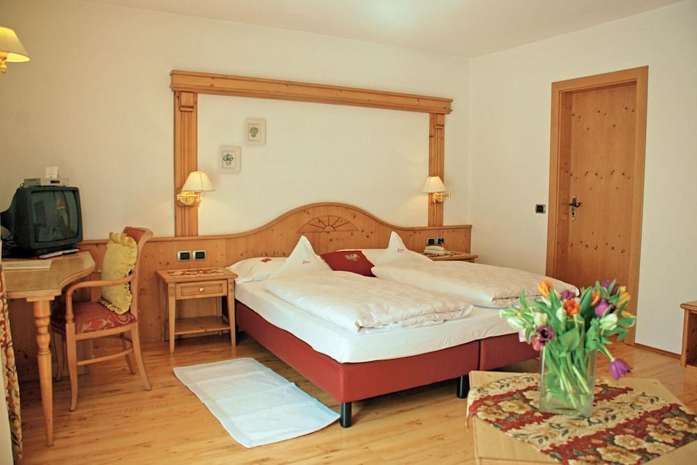 Hotel Flora Selva di Val Gardena Exteriör bild