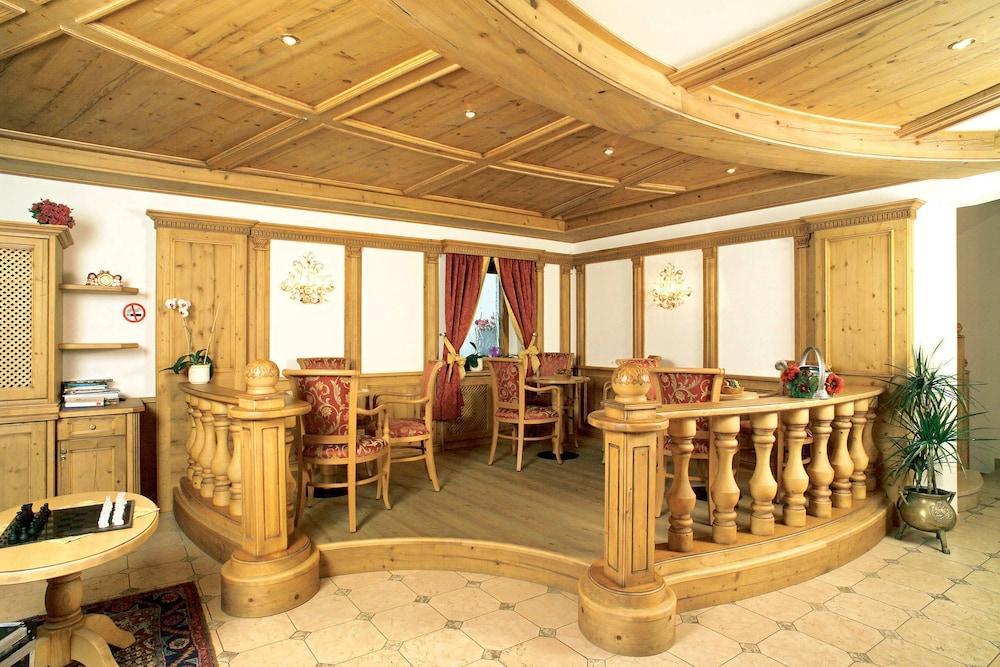 Hotel Flora Selva di Val Gardena Exteriör bild