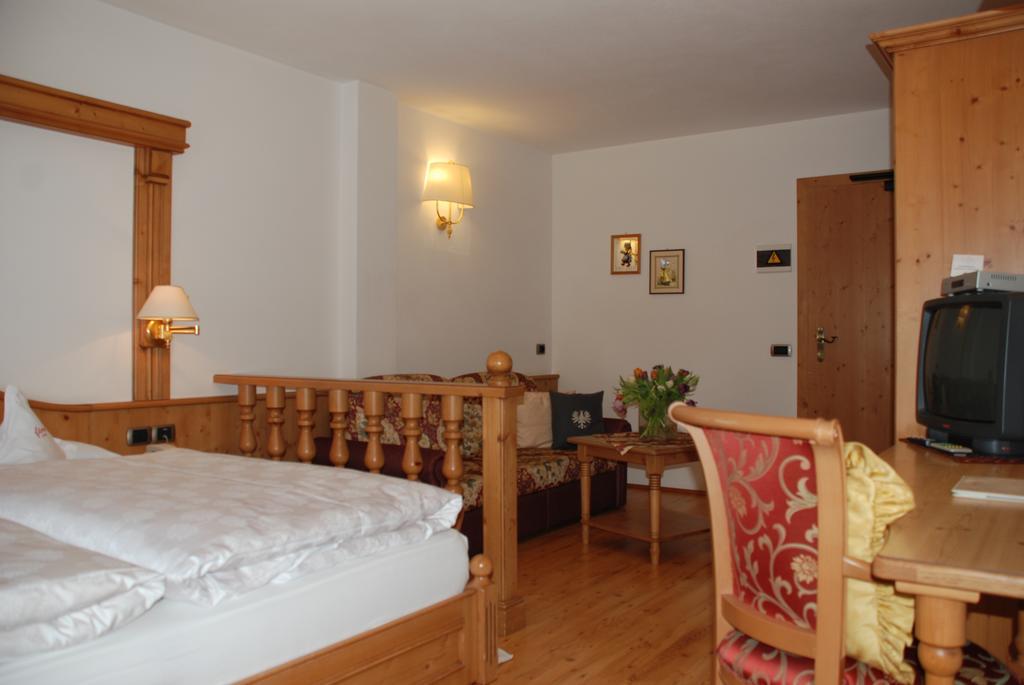 Hotel Flora Selva di Val Gardena Rum bild