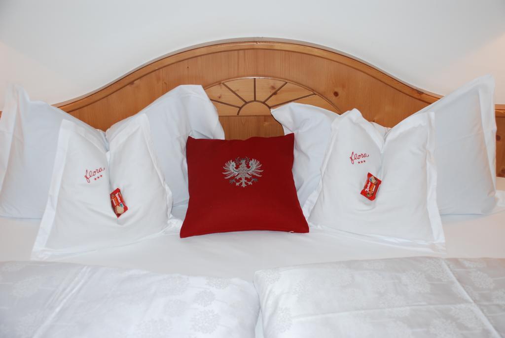 Hotel Flora Selva di Val Gardena Rum bild