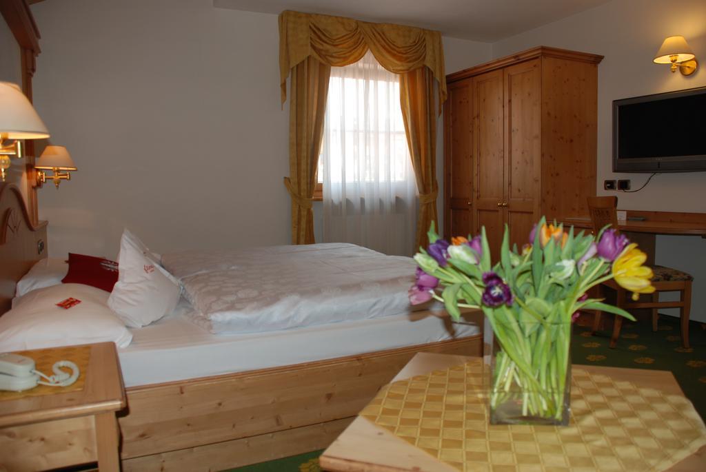 Hotel Flora Selva di Val Gardena Rum bild