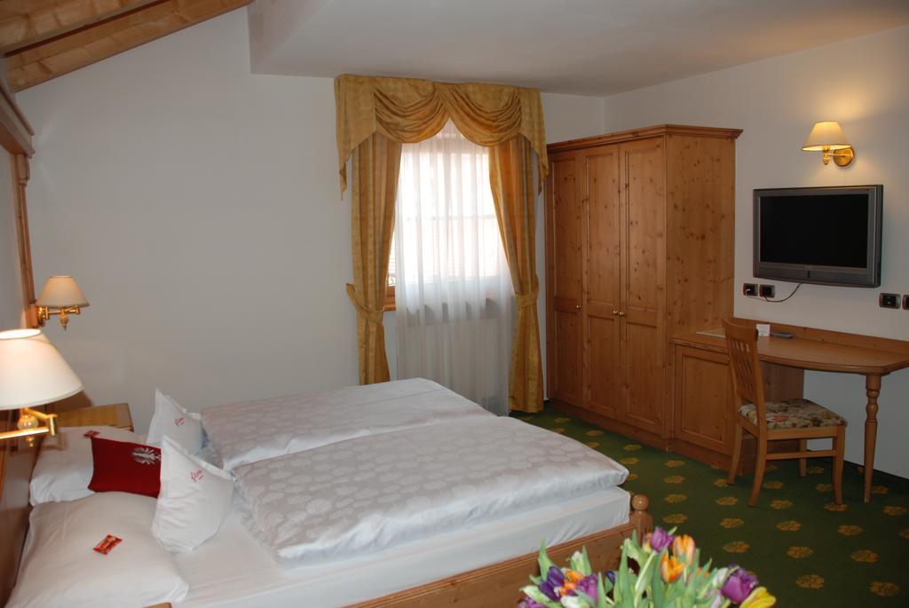 Hotel Flora Selva di Val Gardena Rum bild