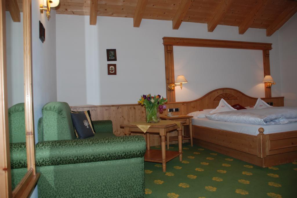 Hotel Flora Selva di Val Gardena Rum bild