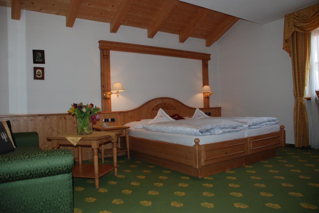 Hotel Flora Selva di Val Gardena Rum bild