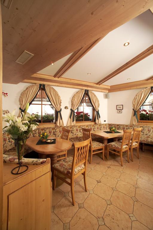 Hotel Flora Selva di Val Gardena Exteriör bild