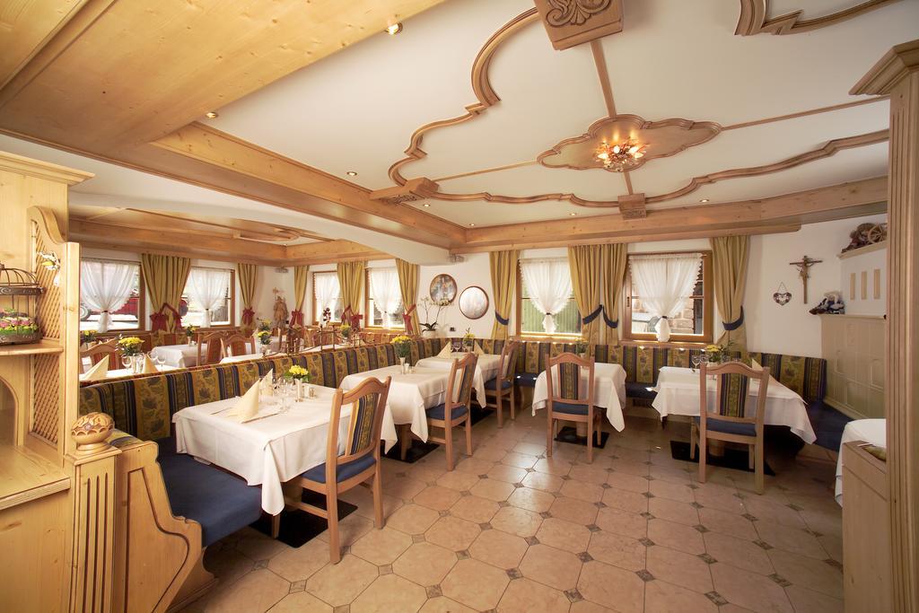 Hotel Flora Selva di Val Gardena Exteriör bild