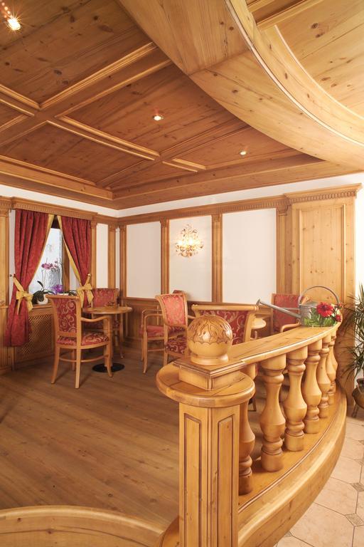 Hotel Flora Selva di Val Gardena Exteriör bild