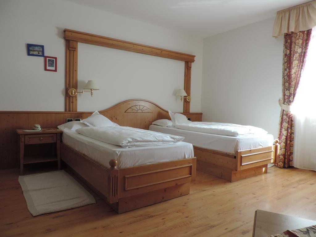 Hotel Flora Selva di Val Gardena Rum bild