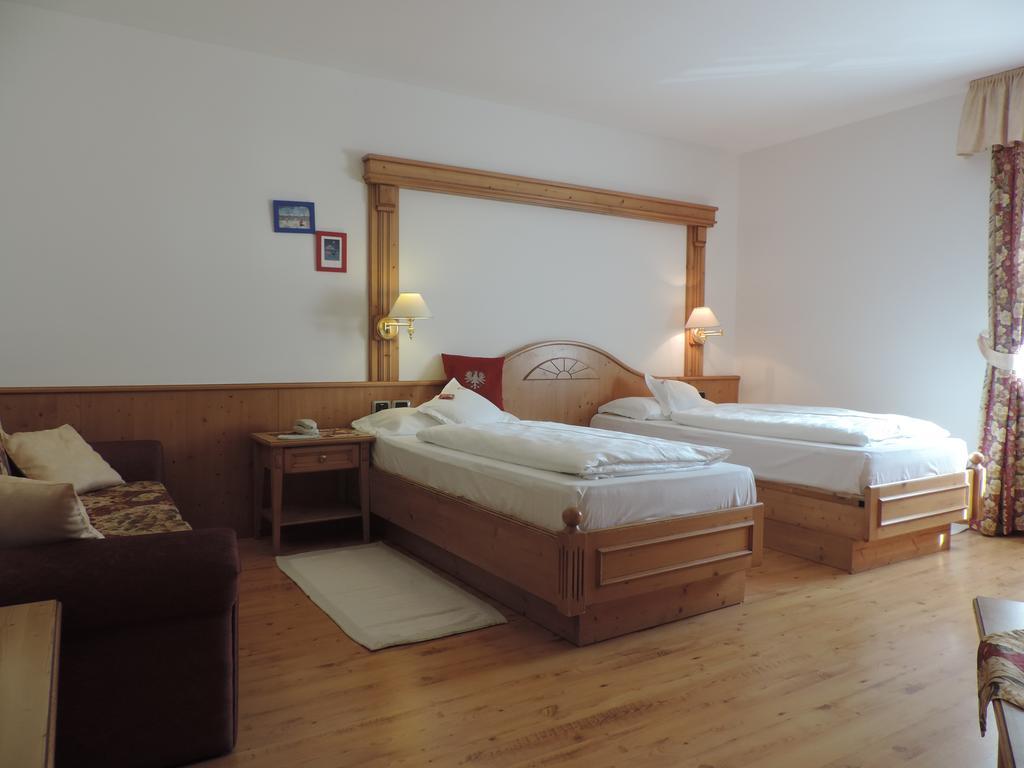 Hotel Flora Selva di Val Gardena Rum bild