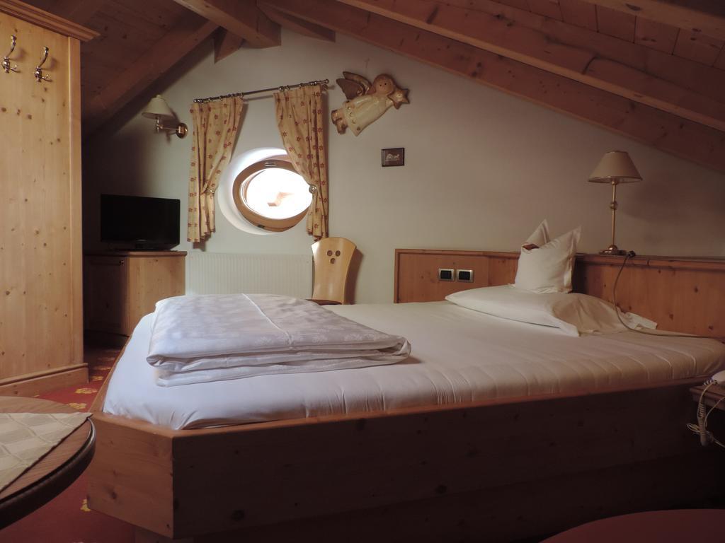 Hotel Flora Selva di Val Gardena Rum bild