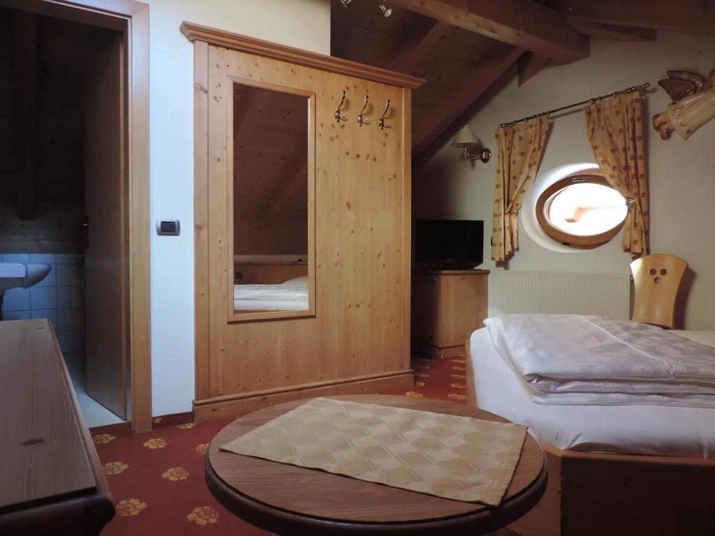 Hotel Flora Selva di Val Gardena Rum bild