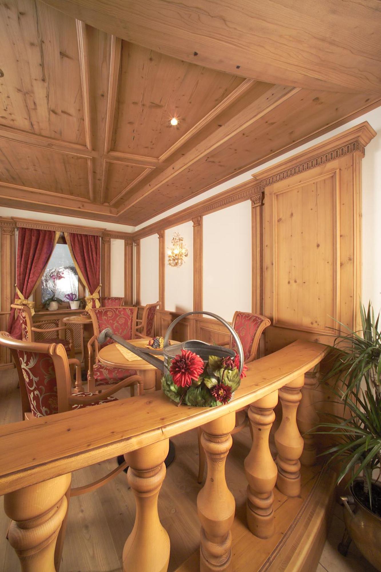 Hotel Flora Selva di Val Gardena Exteriör bild