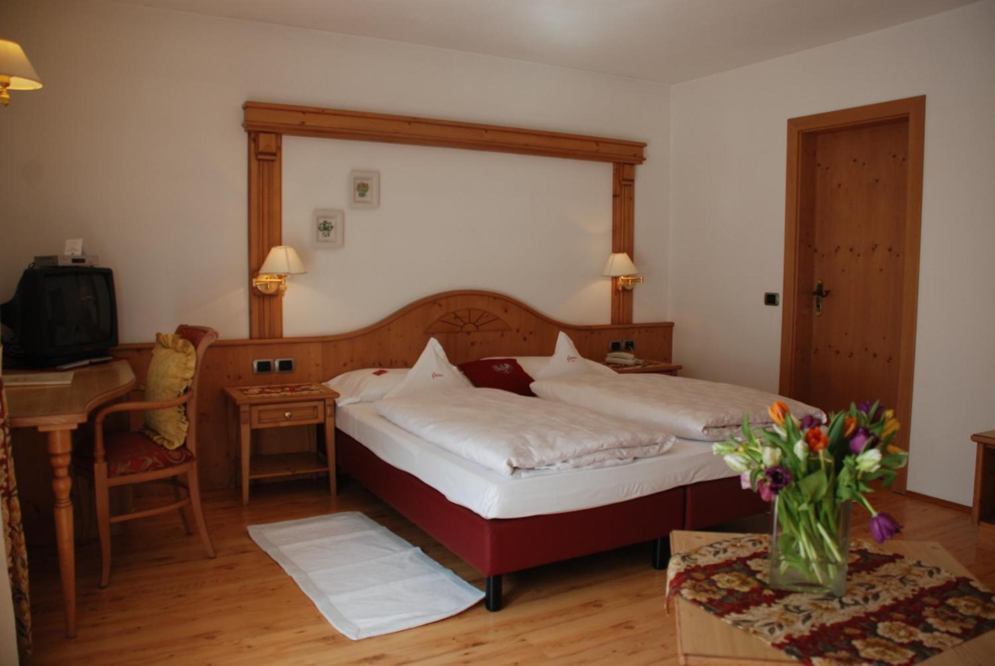 Hotel Flora Selva di Val Gardena Exteriör bild