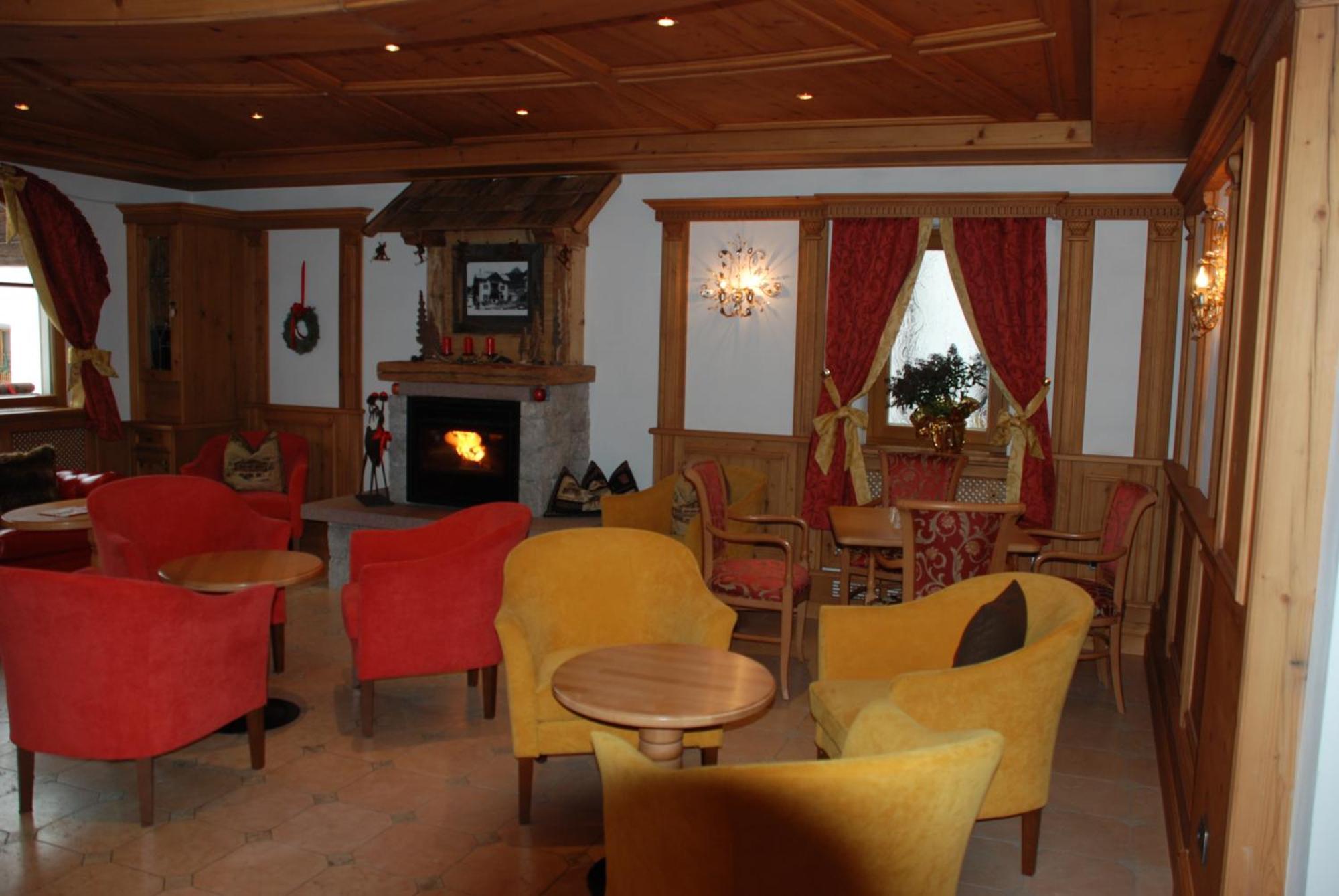 Hotel Flora Selva di Val Gardena Exteriör bild