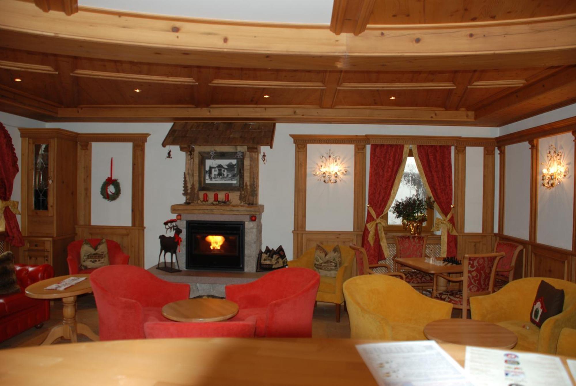 Hotel Flora Selva di Val Gardena Exteriör bild