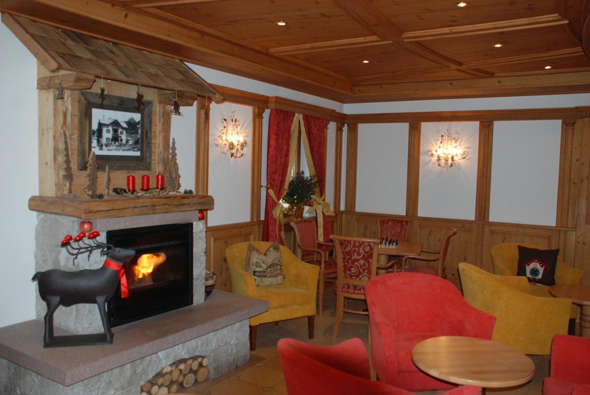 Hotel Flora Selva di Val Gardena Exteriör bild