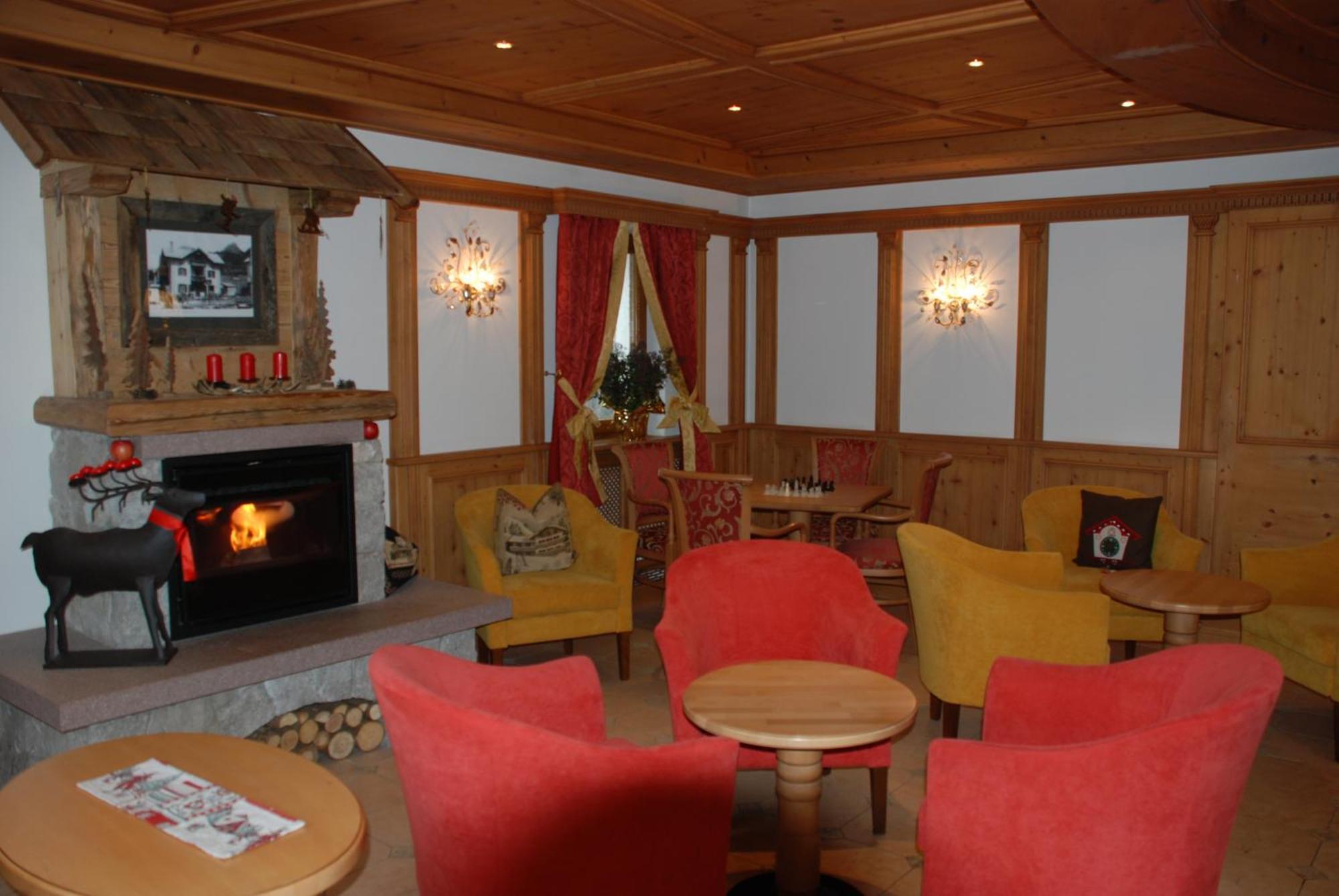 Hotel Flora Selva di Val Gardena Exteriör bild