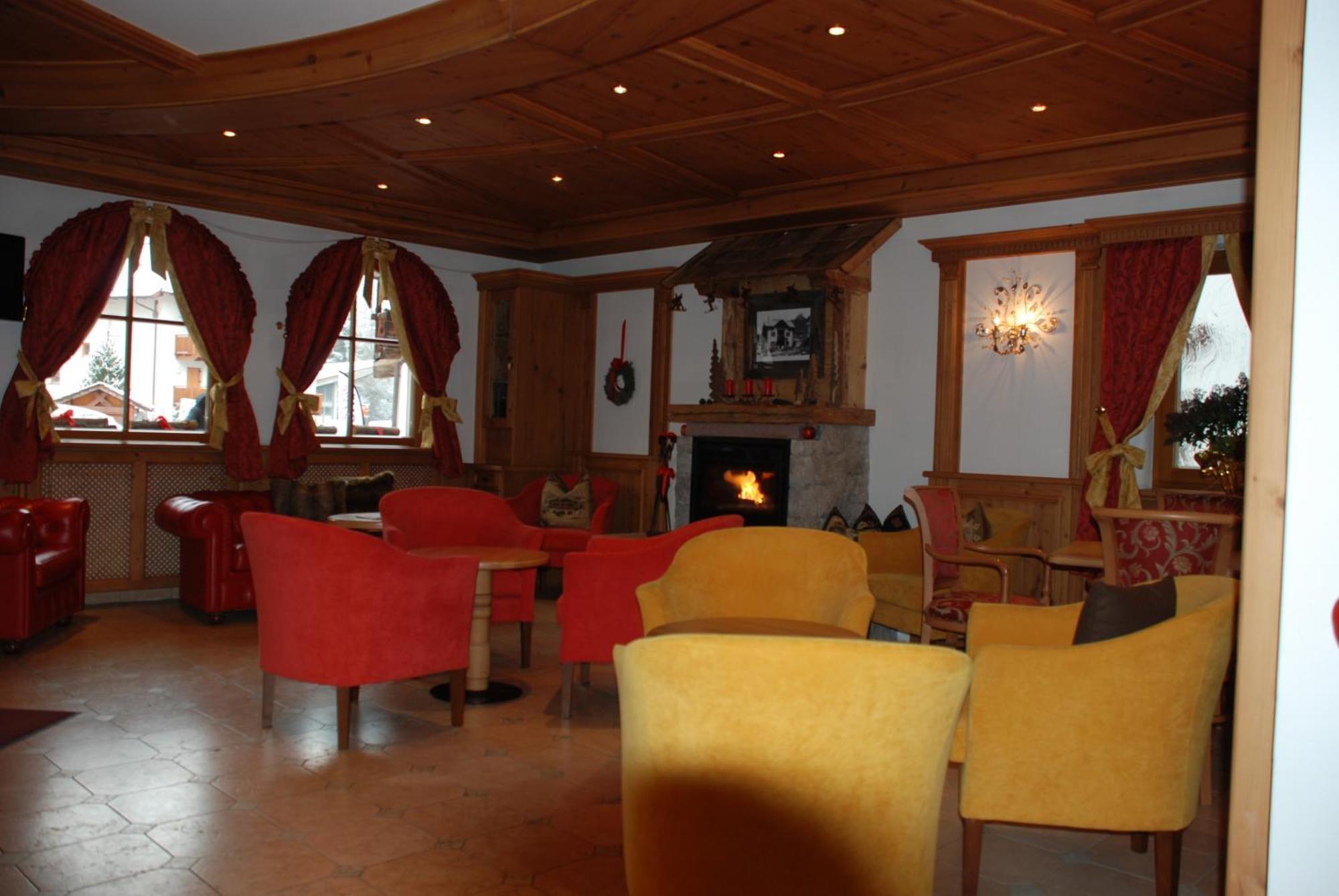 Hotel Flora Selva di Val Gardena Exteriör bild