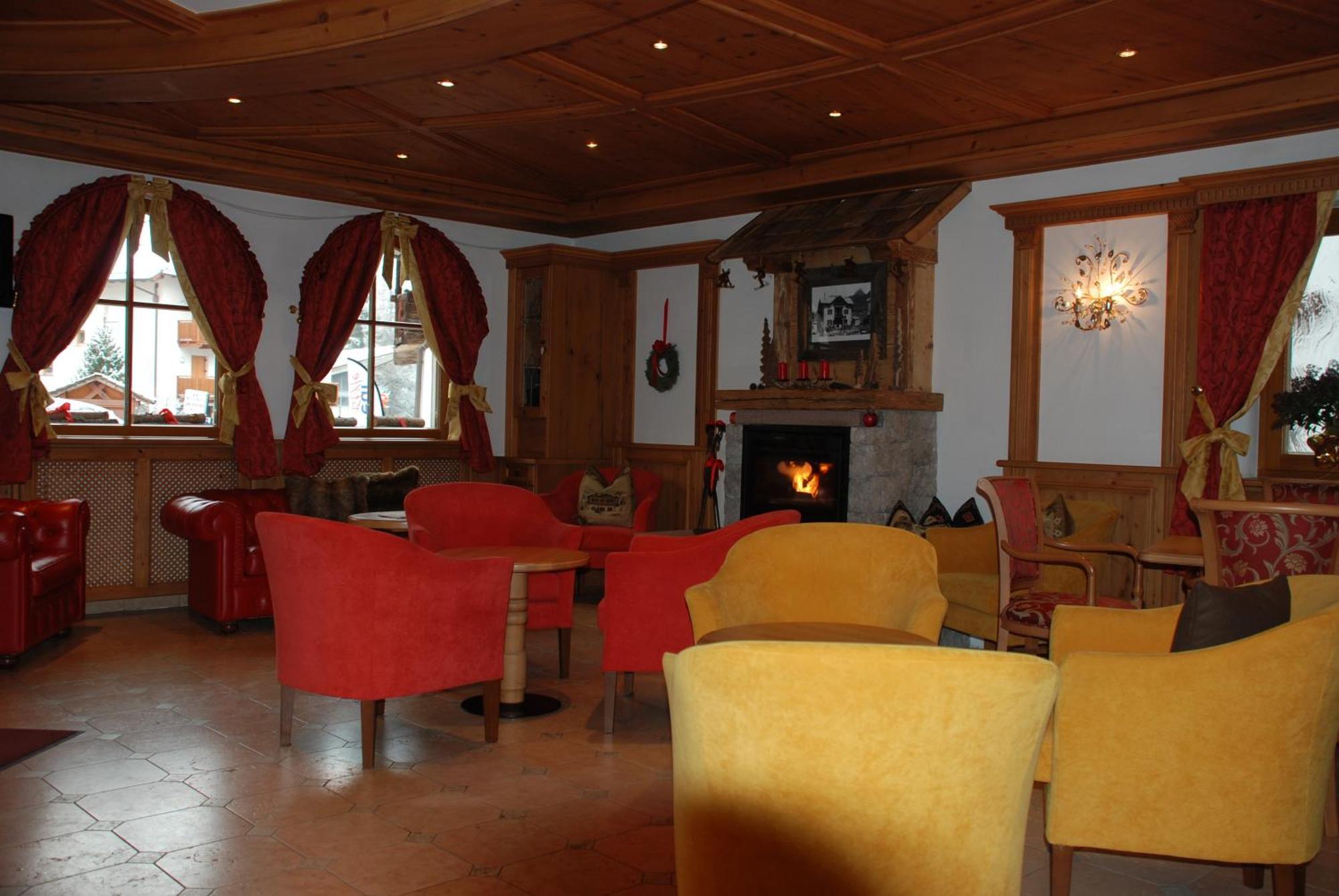 Hotel Flora Selva di Val Gardena Exteriör bild