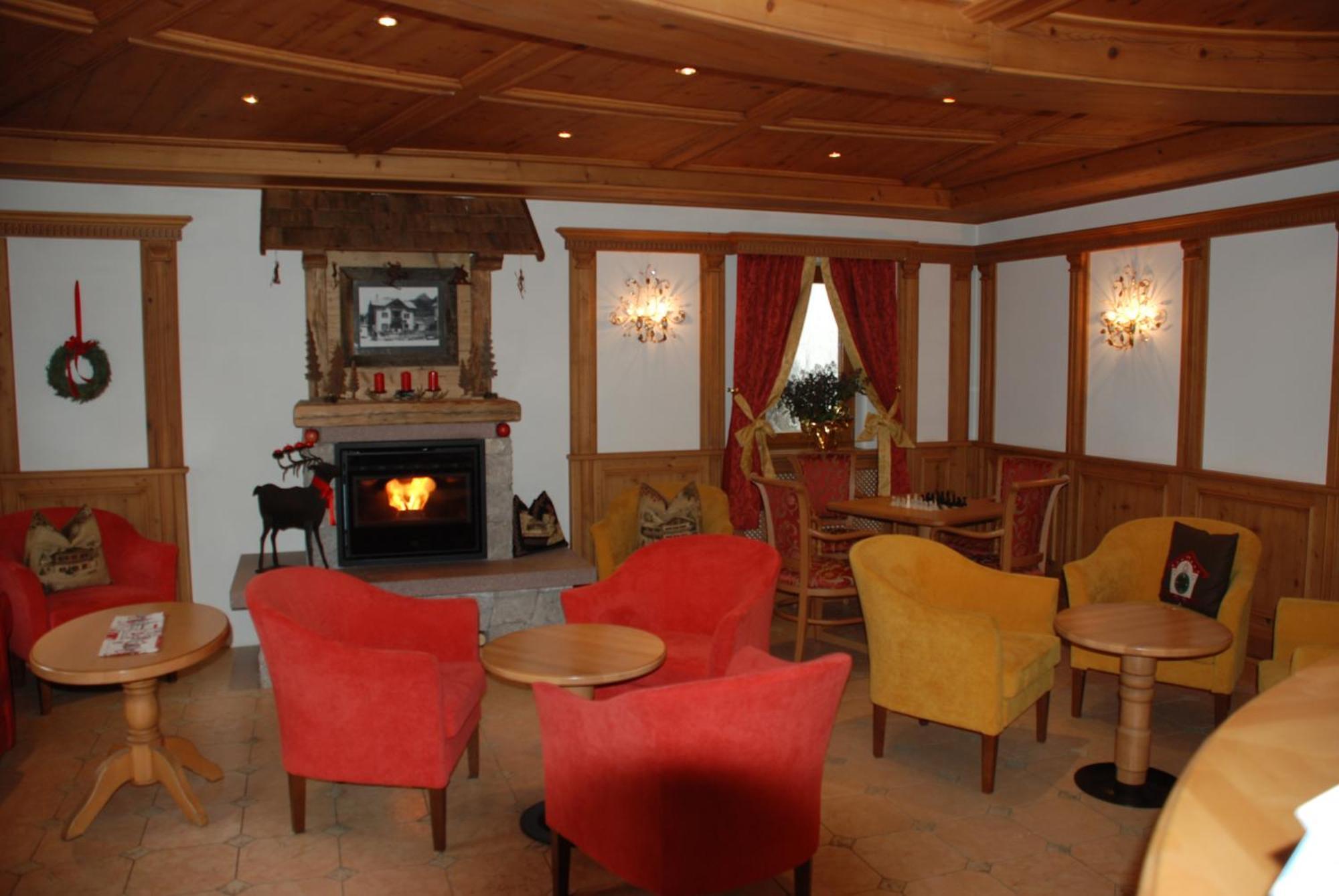 Hotel Flora Selva di Val Gardena Exteriör bild