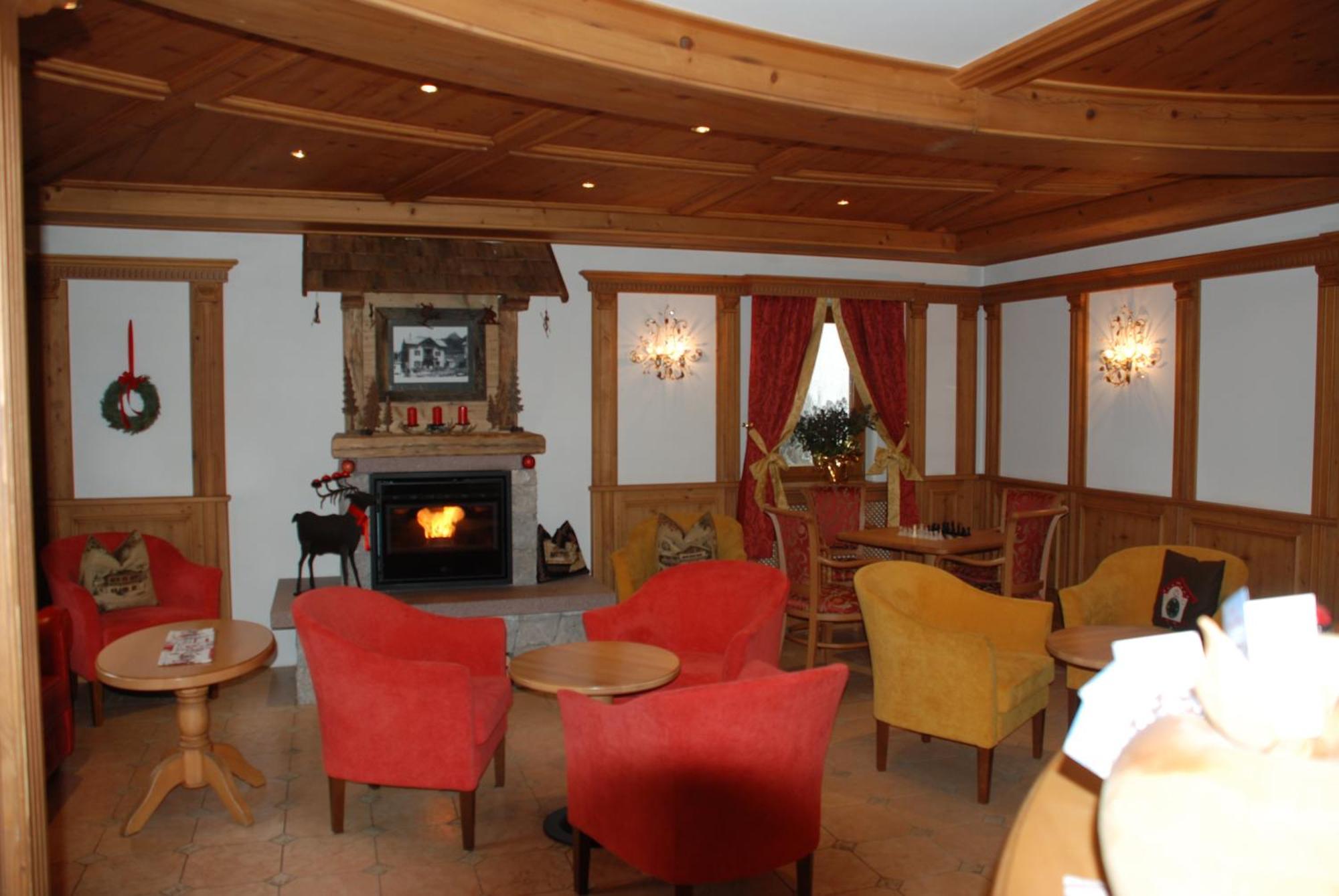 Hotel Flora Selva di Val Gardena Exteriör bild